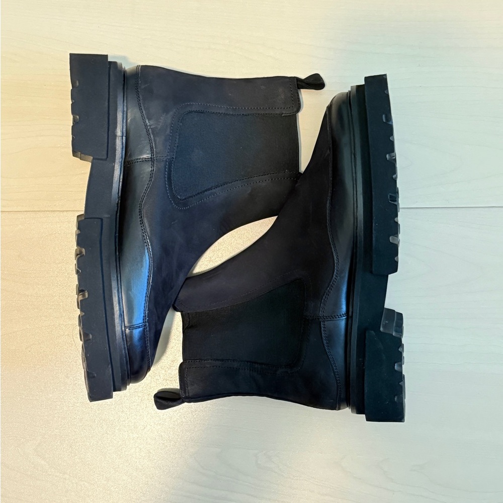 Seychelles black Savor the Moment  Chelsea boot sz 8.